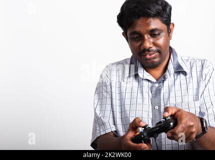 Ein Schwarzer ist witzig. Er benutzt Handspiel-Video-Pad-Joystick Stockfoto