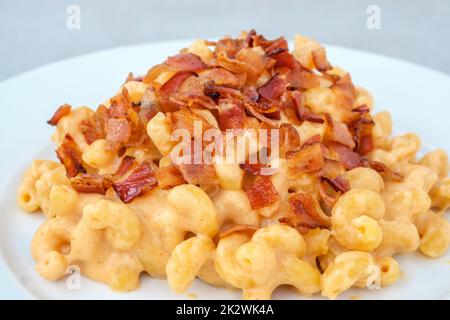 Mac und Käse mit Speck Stockfoto