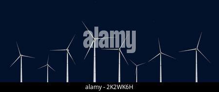 Windkraftanlagen in der Nacht Stockfoto