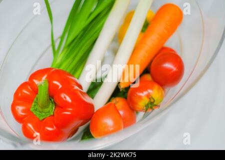 Grünes und gelbes Gemüse, das in den Weinkühler gestellt wird Stockfoto
