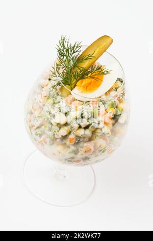 Russischer Salat im Trinkglas Stockfoto