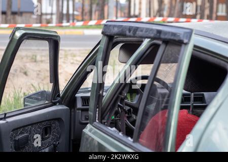 Krimineller Zwischenfall. In ein Auto einbrechen, das auf der Straße geparkt ist. Seitenscheibe und Fahrgastraum dahinter gebrochen. Ein Verbrechen, das von einem Dieb begangen wurde, Dinge zu stehlen. Auto nach Unfall. Stockfoto