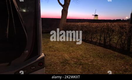 Wohnmobil bei Sonnenuntergang Stockfoto