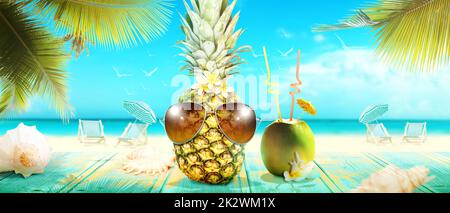 Kreative Ananas mit Sonnenbrille auf Sommerhintergrund. Stockfoto