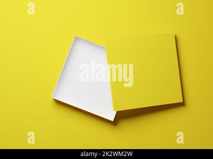 Öffnen Sie die gelbe Geschenkbox oder das gelbe Paket auf gelbem Hintergrund Stockfoto