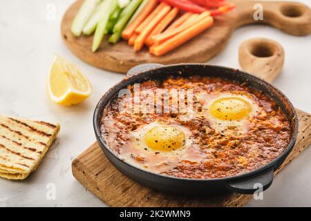 Shakshuka, gebratene Eier in Tomatensoße. Traditionelle Mediterrane Spiegeleier. Israelische Küche. Stockfoto