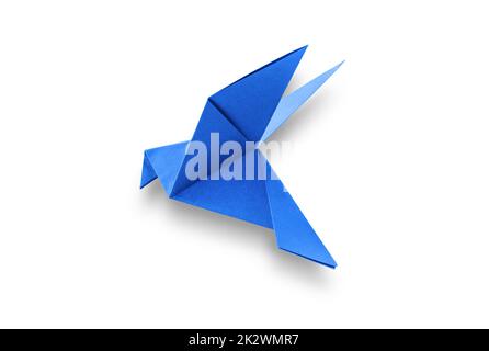 Blaue Papiertaube Origami isoliert auf weißem Hintergrund Stockfoto