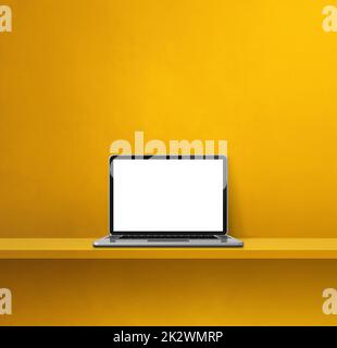 Laptop-Computer auf gelbem Regal. Quadratischer Hintergrund Stockfoto