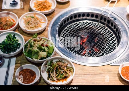 Koreanische Gurke oder eingelegtes Rettich-Gemüse und Gewürze auf der Schüssel Stockfoto