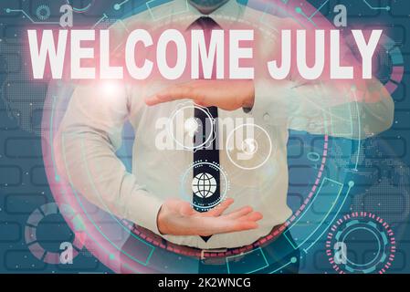 Handgeschriebenes Schild Welcome July. Geschäftskonzept Kalender Siebter Monat 31days Drittes Quartal Neujahr Geschäftsmann im Anzug mit offenen Händen repräsentiert innovatives Denken. Stockfoto