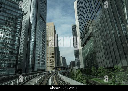 Tokio der Gebäude, die vom yurikamome aus sichtbar sind Stockfoto