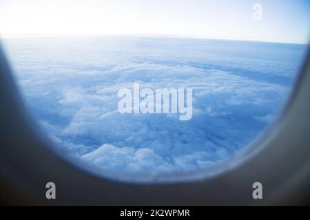 Wunderschöne Aussicht vom Flugzeugfenster auf die Luftwolken Stockfoto