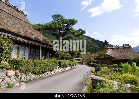 Idyllische ländliche Landschaft des historischen Dorfes Miyama in Kyoto, Japan Stockfoto