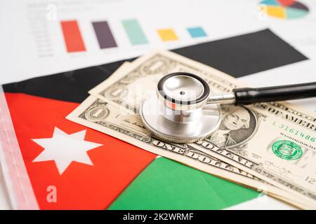 Schwarzes Stethoskop auf dem Hintergrund der Jordan-Flagge mit Grafik, Geschäfts- und Finanzkonzept. Hintergrund der Flagge mit US-Dollar-Banknoten, Geschäfts- und Finanzkonzept. Stockfoto