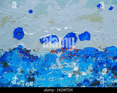 Blau abgesplitterte Farbe halbiert Stockfoto