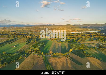 Luftaufnahme der Rhone. In der Nähe der Stadt Le Pouzin - Frankreich. Bei Sonnenuntergang. Bäume, die einen Schatten über die umliegenden Felder werfen Stockfoto