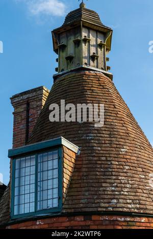 Dovecote und Haferhaus in Bateman's, Burwash, East Sussex, England. Stockfoto