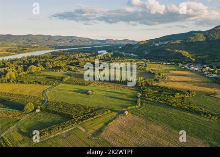 Luftaufnahme der Rhone. In der Nähe der Stadt Le Pouzin - Frankreich. Bei Sonnenuntergang. Bäume, die einen Schatten über die umliegenden Felder werfen Stockfoto