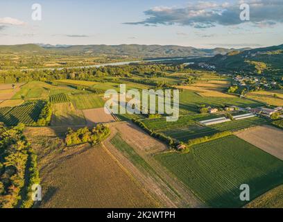 Luftaufnahme der Rhone. In der Nähe der Stadt Le Pouzin - Frankreich. Bei Sonnenuntergang. Bäume, die einen Schatten über die umliegenden Felder werfen Stockfoto