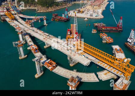 Tseung Kwan O, Hongkong 21. Dezember 2020: Überquerung der Hafenbrücke im Bau Stockfoto