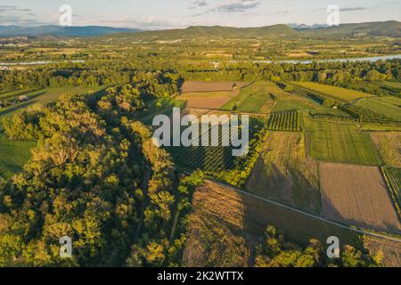 Luftaufnahme der Rhone. In der Nähe der Stadt Le Pouzin - Frankreich. Bei Sonnenuntergang. Bäume, die einen Schatten über die umliegenden Felder werfen Stockfoto