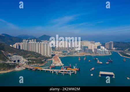 Tseung Kwan O, Hongkong 21. Dezember 2020: Cross Harbour Highway in Bau Stockfoto