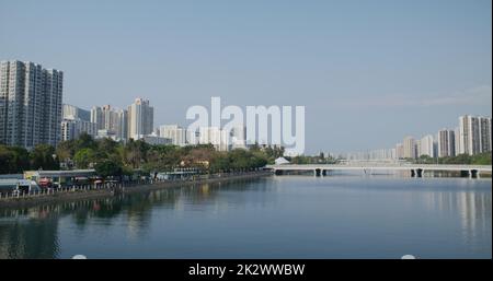 Sha Tin, Hongkong 14. März 2021: Shing Mun River Channel und hong kong Wohngebäude Stockfoto