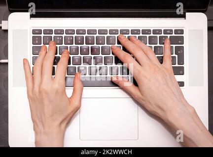 Weibliche Hände am Laptop Tastatur Stockfoto