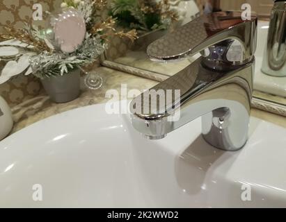 Badezimmer mit luxuriösem Chrom-Waschbecken Wasserhahn. Modernes Design Stockfoto