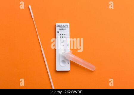 Negatives Testergebnis durch Verwendung eines Schnelltestgeräts für COVID-19. Stockfoto