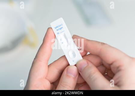 Corona-Virus-Antigen-Schnelltest. Testkit für Laborkarten für COVID-19. Stockfoto