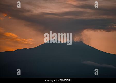 Malerische Aussicht auf den Rauch, der während des Sonnenuntergangs vom vulkanischen Ätna ausströmt Stockfoto