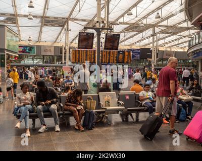 Passagiere auf der Manchester Piccadilly Station in der Bahnhofsgebäude. VEREINIGTES KÖNIGREICH Stockfoto