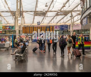 Passagiere auf der Manchester Piccadilly Station in der Bahnhofsgebäude. VEREINIGTES KÖNIGREICH Stockfoto