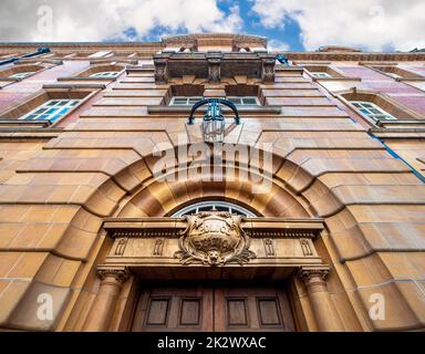 Restaurierter Steintürsturz der Whitworth Street Police Station, Teil der London Road Fire Station. Manchester. VEREINIGTES KÖNIGREICH Stockfoto