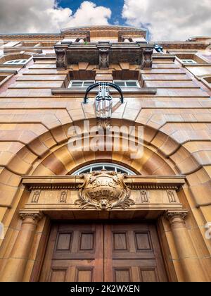 Restaurierter Steintürsturz der Whitworth Street Police Station, Teil der London Road Fire Station. Manchester. VEREINIGTES KÖNIGREICH Stockfoto