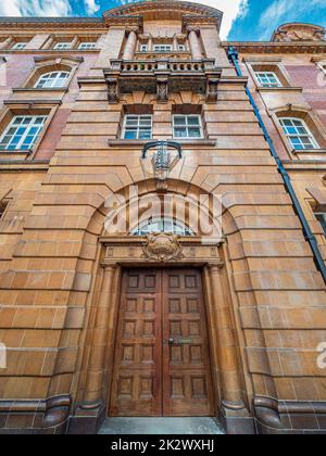 Restaurierte Steinfassade der Whitworth Street Police Station, Teil der London Road Fire Station. Manchester. VEREINIGTES KÖNIGREICH Stockfoto