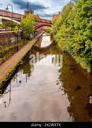 Rochdale Kanal Schleppweg unter den Bahnlinien des Bridgewater Viadukts im Castlefield-Gebiet von Manchester. VEREINIGTES KÖNIGREICH. Stockfoto