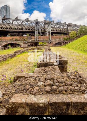 Überreste eines römischen Kornfeldes mit dem Viadukt von Castlefield in der Ferne. Castlefield, Manchester. VEREINIGTES KÖNIGREICH Stockfoto