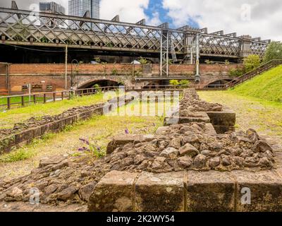 Überreste eines römischen Kornfeldes mit dem Viadukt von Castlefield in der Ferne. Castlefield, Manchester. VEREINIGTES KÖNIGREICH Stockfoto