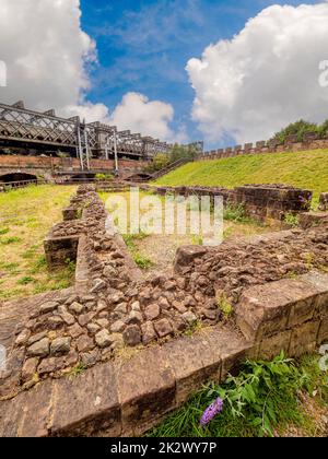 Überreste eines römischen Kornfeldes mit dem Viadukt von Castlefield in der Ferne. Castlefield, Manchester. VEREINIGTES KÖNIGREICH Stockfoto