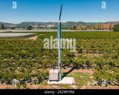 Windmaschine – Frostschutzsystem mit Festbrennstoff und Luftmischung zum Schutz von Pflanzen, Bäumen und Ackerland vor Frühlingsfrost Stockfoto