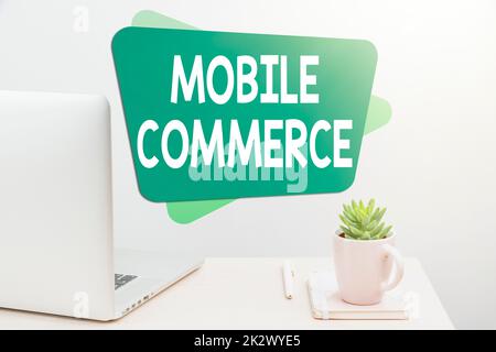 Text für Mobile Commerce wird angezeigt. Ein Wort über die Verwendung von Mobiltelefonen zur Durchführung kommerzieller Transaktionen im Internet Aufräumen des Arbeitsbereichs, Schreiben von Schreibtischwerkzeugen Ausrüstung, intelligentes Büro Stockfoto