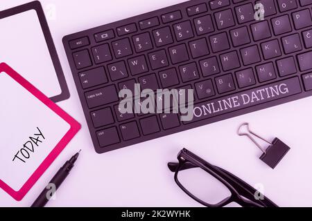 Text mit Inspiration Online-Dating. Geschäftsansatz Suchen übereinstimmender Beziehungen eDating Video-Chats Computer Tastatur und Symbol.Informationsmedium für Kommunikation. Stockfoto