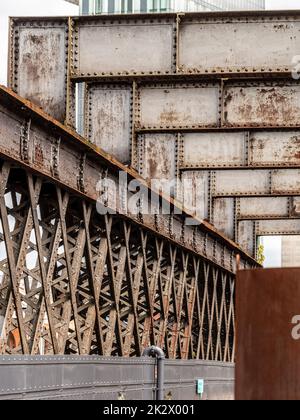 Genietete Stahlträger über dem Viadukt von Castlefield. Manchester. Stockfoto