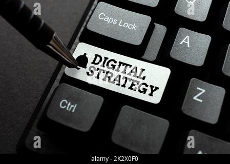 Schreiben mit Anzeige von Text Digitale Strategie. Internet Concept konzentriert sich auf den Einsatz von Technologie zur Verbesserung der Unternehmensleistung. Veröffentlichen Sie typengeschriebene Dokumente online, indem Sie langfristige Verträge eingeben Stockfoto