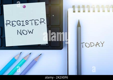 Konzepttitel Jetzt registrieren. Wort, das auf Name in einer offiziellen Liste geschrieben wurde, um Mitglied zu werden Registrieren Sie Computertastatur und Symbol.Informationsmedium für die Kommunikation. Stockfoto