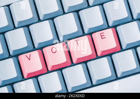 WÄHLEN Sie rote Tasten auf einer blauen pc-Tastatur Stockfoto