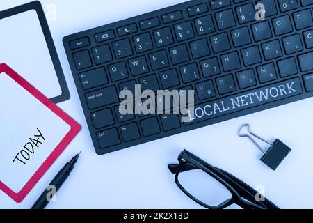 Handschriftliches Schild Local Network. Geschäftskonzept Intranet-LAN-Funkwellen DSL-Boradband-Switch-Verbindung Computertastatur und Symbol. Informationsmedium für Kommunikation. Stockfoto