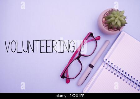 Handschrifttext Volunteering. Word für Services ohne finanziellen Gewinn bereitstellen, bereitwillig dazu verpflichtet Blitzer Bürobedarf, Lehrersammlungen, Schreibwerkzeuge Stockfoto